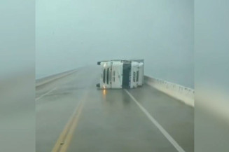 Rajada de vento tomba carreta em ponte entre MS e PR durante temporal com granizo