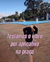 Uma das meninas colocou um vibrador enquanto a outra controlava pelo aplicativo do celular