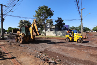 Operação tapa-buraco teve início pelas ruas Iran Pereira de Matos e Joaquim Alves Taveira, na Vila Mary – Fotos: A. Frota