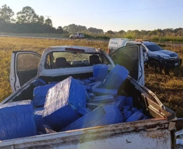 Caminhonete capotada foi encontrada com a carroceria carregada de fardos de droga embalados em plástico azul (Foto: Ponta Porã Informa)