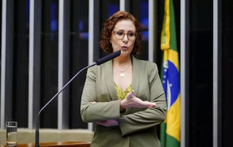 Câmara bloqueia salários e verbas do gabinete de Carla Zambelli