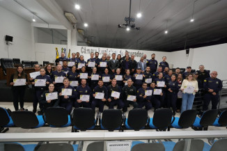Trinta e nove guardas municipais receberam certificados do curso, em cerimônia na Câmara Municipal, na tarde desta quinta-feira – Foto: A. Frota