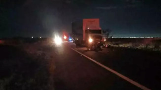 Caminhão envolvido em colisão que matou motociclista na madrugada desta sexta-feira (13), na BR-060, entre Campo Grande e Sidrolândia (Foto: Campo Grande News).