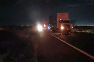 Caminhão envolvido em colisão que matou motociclista na madrugada desta sexta-feira (13), na BR-060, entre Campo Grande e Sidrolândia (Foto: Campo Grande News).