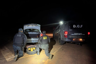 Mulher é presa com sete quilos de pasta base escondidos no estepe