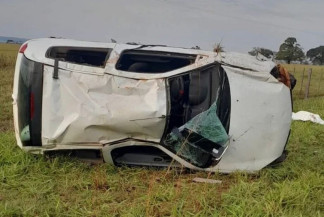 Renault Clio ficou capotado após acidente, às margens da rodovia - Foto: Cenário MS
