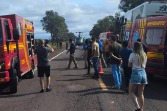 Ônibus foi atingido por uma peça de caminhão, após invadir a pista contrária (Foto: Divulgação/PCMS)