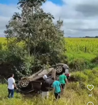 Vítima fatal e um dos feridos estava no carro que saiu da pista - Foto: Reprodução/Sidnei Bronka