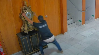 Justiça solta homem que quebrou relógio histórico em atos golpistas