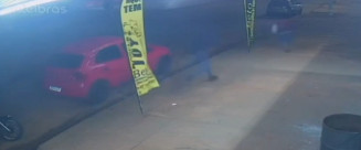 Câmera flagra atirador correndo atrás de homem que foi baleado