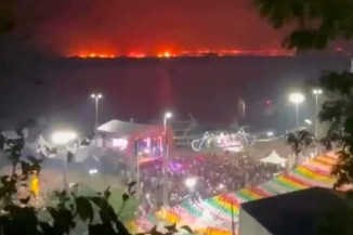 As imagens do fogo, com uma “muralha de chamas” ao fundo das festas de São João na cidade, viralizaram nas redes sociais à época.