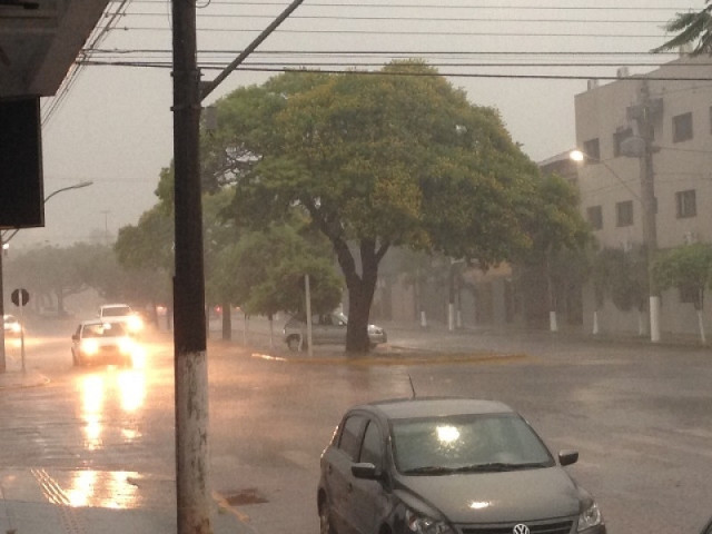 Chuva em Dourados anuncia chegada da frente fria