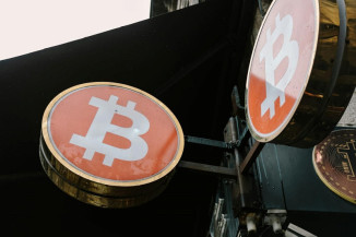 Como o preço do Bitcoin influencia debates econômicos e sociais no Brasil contemporâneo