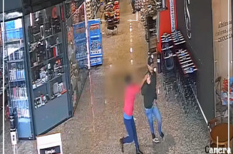 Homem tenta correr após furto de produto em supermercado do grupo Abevê - Foto: reprodução