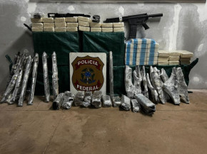 PF apreende mais de 230 kg de cocaína e 12 fuzis em casa usada por facção na fronteira
