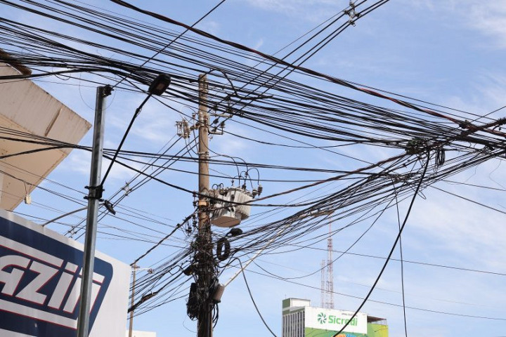 Emaranhado de fios polui a cidade visualmente e coloca pessoas em risco com cabos soltos ou arrebentados