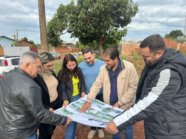 Souza apresenta sugestão de projetos para praças em bairros carentes de Dourados. (Foto: Divulgação)