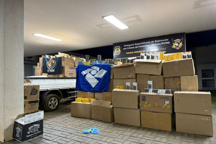 Aparelhos celulares, caixas de cigarro e bebidas alcoólicas foram apreendidos pela RF e PC - DIVULGAÇÃO/PCMS