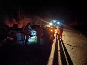 Apesar do susto nenhum dos ocupantes ficou gravemente ferido. (Foto: Corpo de Bombeiros)