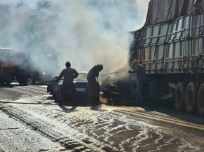Colisão entre carreta e carros de passeio na BR-262 (Foto: William Silva)