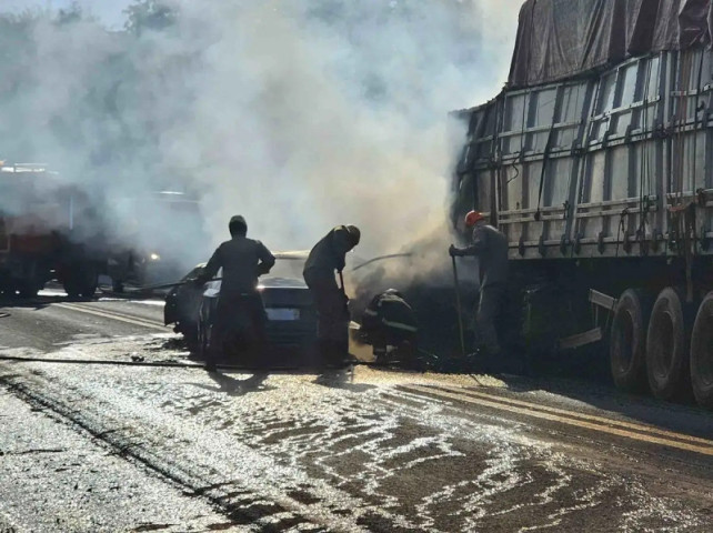 Colisão entre carreta e carros de passeio na BR-262 (Foto: William Silva)