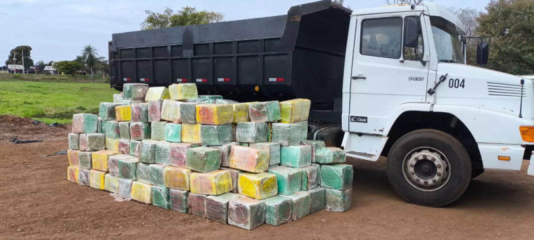Com o auxílio de cães farejadores, os policiais localizaram diversos fardos de maconha ocultos no meio do entulho de brita - Foto: GMD