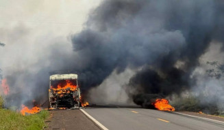 O incêndio ocorreu após um pneu estourar. (Reprodução, Jornal da Nova)