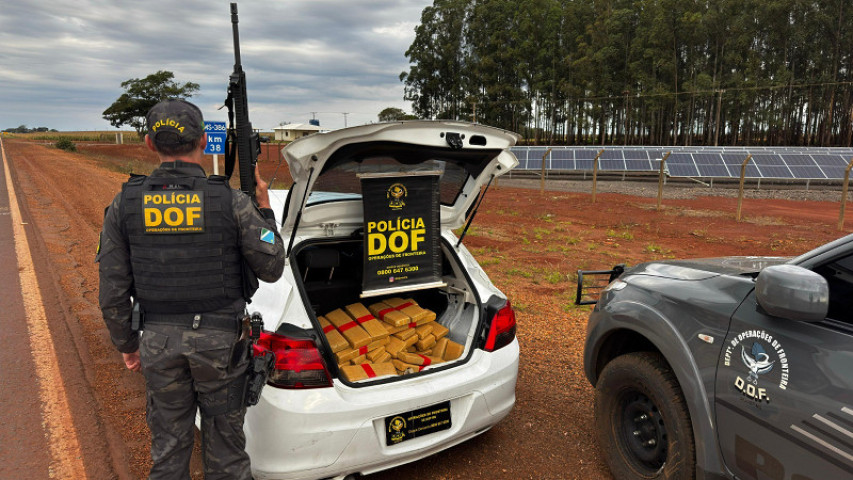 Durante a abordagem, os militares encontraram a droga no interior do carro - Foto: DOF