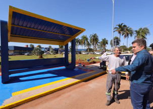 Prefeito Marçal Filho acompanha pintura da calçada do novo ponto de ônibus em frente à Prefeitura. Foto: A. Frota