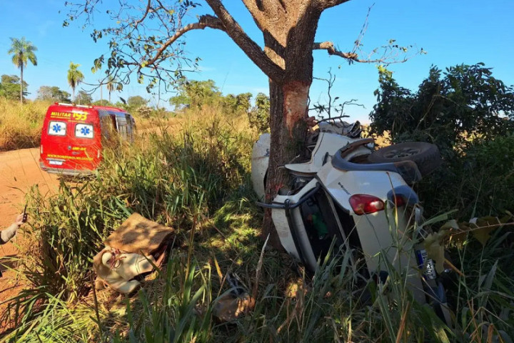 Veículo em que as vítimas estavam. (Foto: Corpo de Bombeiros)