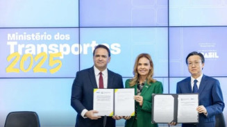 Brasil e China assinam acordo para estudar ferrovia até o Peru