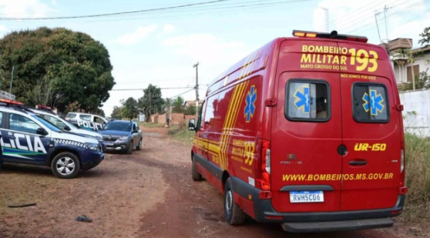 Corpo de Bombeiros e equipes do 9º BPM no local. (Foto: Madu Livramento, Midiamax)