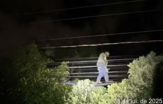 Segurança flagrou homem caminhando sobre fiação no centro de Campo Grande. — Foto: Divulgação