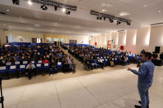 Marçal Filho discursando na abertura do seminário MS Ativo, que o governo do Estado realiza em Dourados nesta quinta-feira - Foto: A. Frota