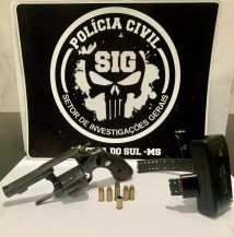 Arma usada no crime e tornozeleira do autor rompida (Foto: Divulgação | PCMS)