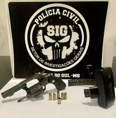 Arma usada no crime e tornozeleira do autor rompida (Foto: Divulgação | PCMS)