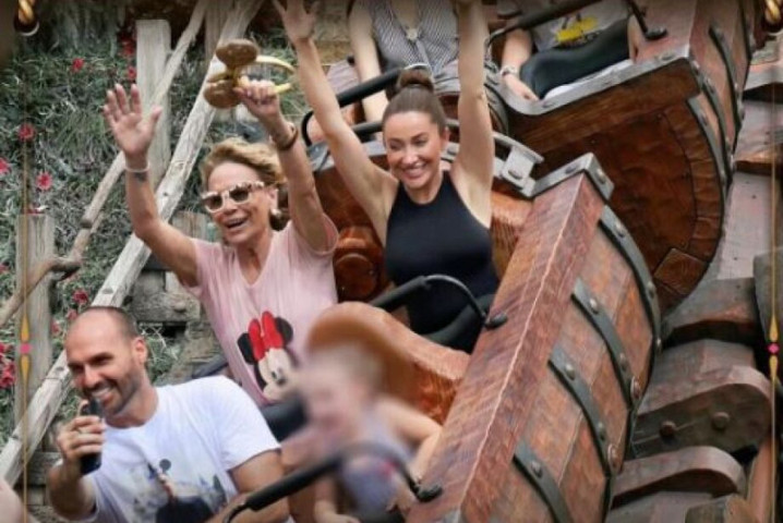 Eduardo Bolsonaro, sua mãe, Rogéria Bolsonaro, e sua esposa, Heloísa Bolsonaro, durante viagem à Disney