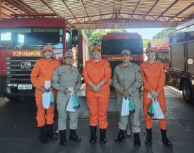 A tenente-coronel Cláudia Karoline ao centro junto a colegas do comando dos Bombeiros em Ponta Porã, onde deixa unidade para assumir corporação em Dourados - Foto: Bombeiros Ponta Porã
