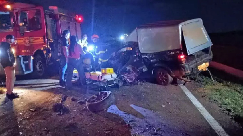 Acidente provocou o tombamento da carreta e a carga de milho a granel ficou espalhada pela rodovia, interditando completamente a pista (Foto: Marcos Donzeli/Nova Notícias).