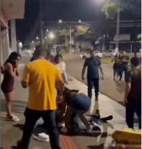Após ser baleado, homem caiu em calçada na rua Weimar Torres, centro de Dourados - Foto: Repdodução
