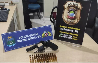 Arma e munições encontrados com suspeito. (Foto: Reprodução/Polícia Civil)