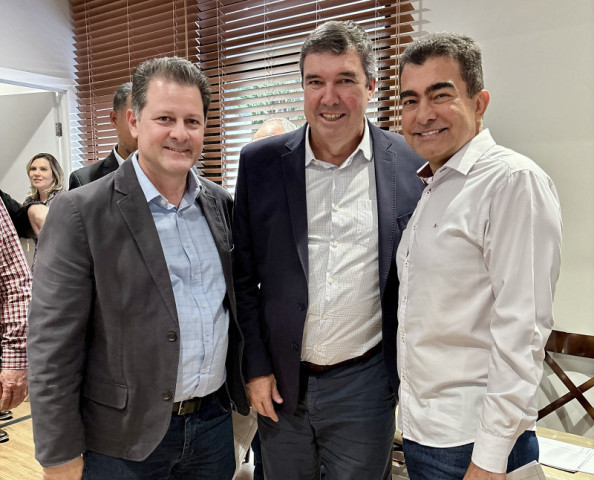 Renato Câmara (à esq.), o governador Eduardo Riedel (centro) e o prefeito Marçal Filho (dir.) durante agenda oficial em Campo Grande para anunciar novos investimentos em infraestrutura e saúde no município.