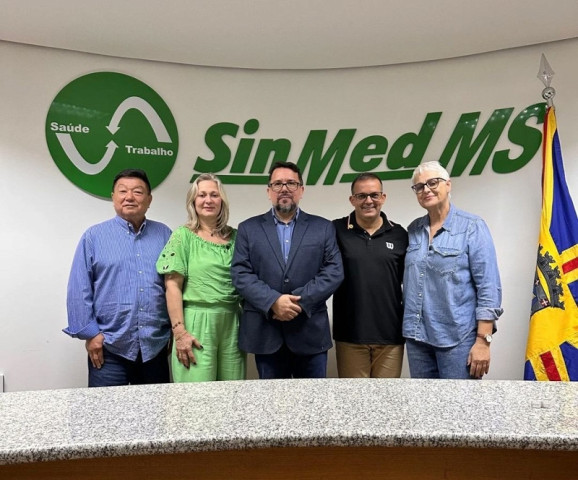Vereador Inspetor Cabral durante visita ao SinMed-MS/ Crédito: Assessoria
