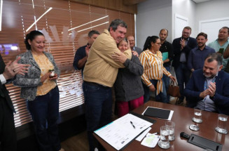 Governador assinou os novos contratos de habitação nesta segunda (Foto Saul Schramm)