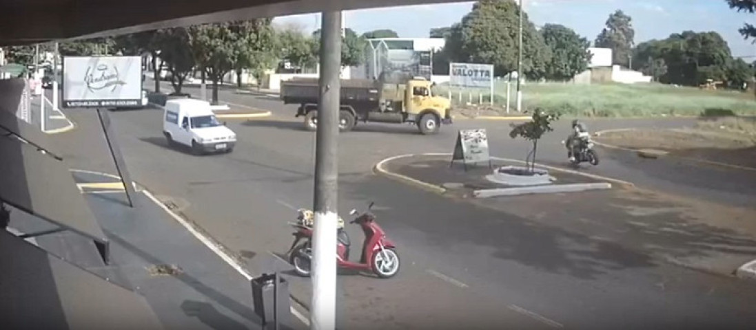 Ao frear desequilibrou da moto e bateu no caminhão