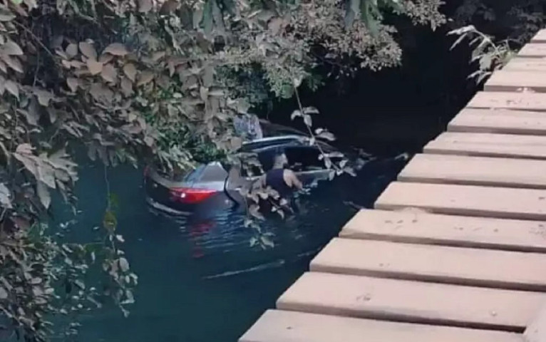 Testemunha registrou queda de automóvel em rio cristalino de Bonito. (Foto: Bonito Mais Notícias)