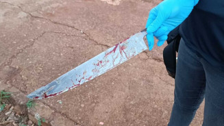 Mulher é presa após esfaquear colega durante trabalho em fazenda