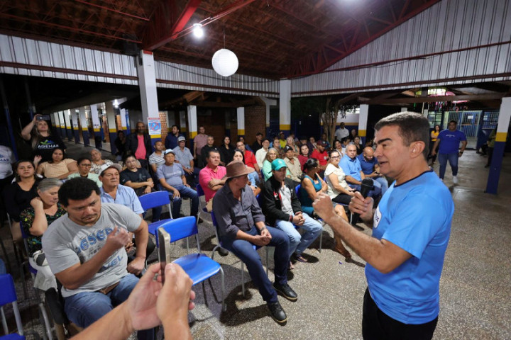 Prefeito Marçal Filho discursa durante entrega de títulos de propriedade para mais 75 famílias na noite de quarta-feira. Fotos: A. Frota