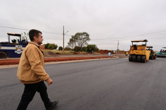 Prefeito destaca bom andamento dos serviços no Parque dos Jequitibás- Crédito: A. Frota