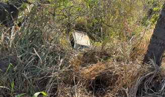 A picape saiu da pista e caiu em uma ribanceira, o que dificultou a visualização do local do acidente - Foto: Deodápolis News